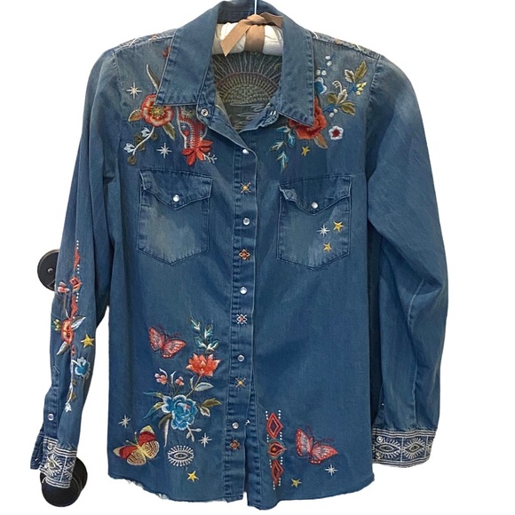 Johnny Was Tops - NWOT JOHNNY WAS CARA FRAYED DENIM TOP - SZ S